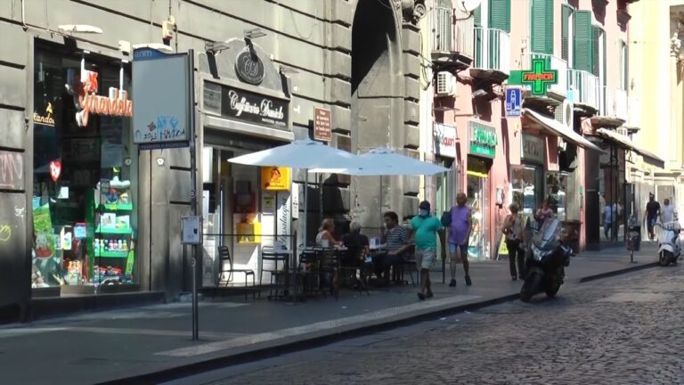 Negozi Aperti Domenica a Napoli: Guida Completa