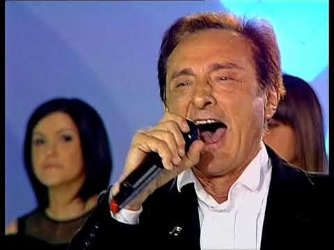 Cantanti Iconici con Baffi